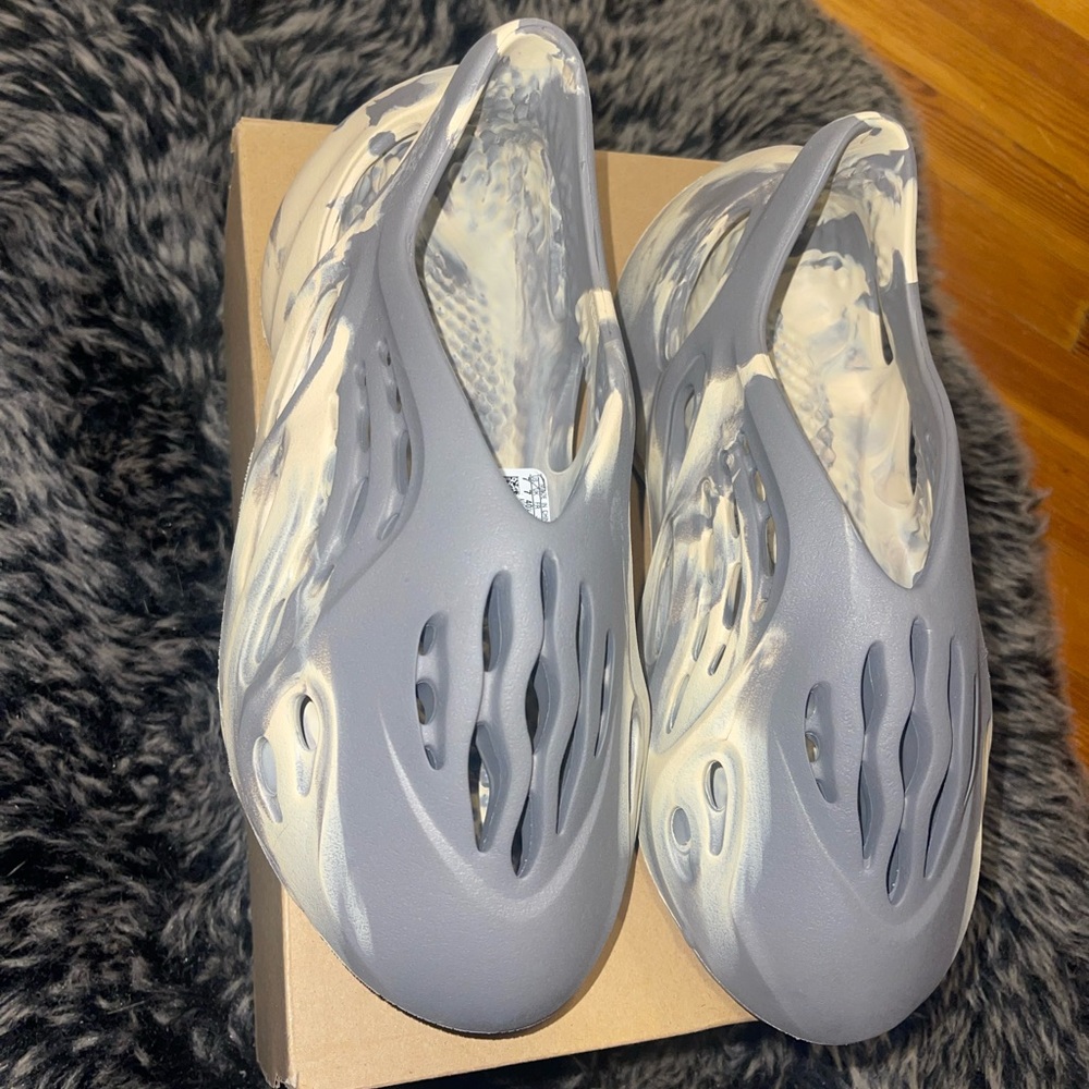 ❌SOLD❌YEEZY Foam Runner Moon Grey